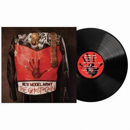 Zwarte leren jas met rode rits en handafdruk, met 'NEW MODEL ARMY THE GHOST OF CAIN' op de voorkant. Naast de hoes ligt een zwarte vinylplaat met rode tekst.