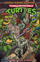 De Teenage Mutant Ninja Turtles vechten tegen een mummie, met April O'Neil die bovenin hangt. Titel: "SATURDAY MORNING ADVENTURES TEENAGE MUTANT NINJA TURTLES".