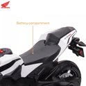 Zadel van de witte elektrische Honda CBR 1000RR kinder motorfiets, met aanduiding batterijvak.