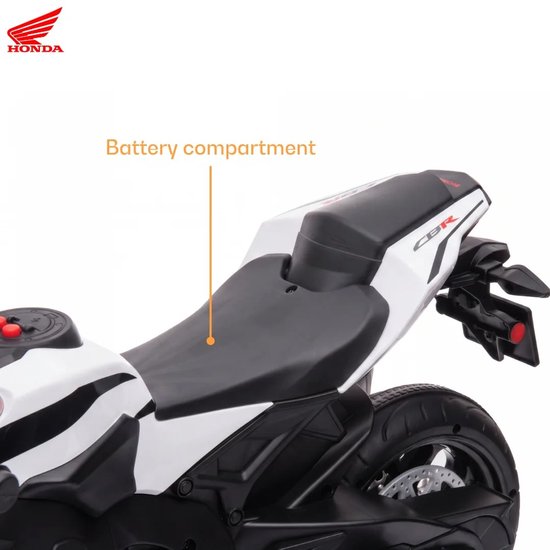Zadel van de witte elektrische Honda CBR 1000RR kinder motorfiets, met aanduiding batterijvak.