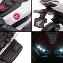 Collage van witte Honda kindermotor: Honda logo, achterlicht, rijpedaal en LED koplampen.