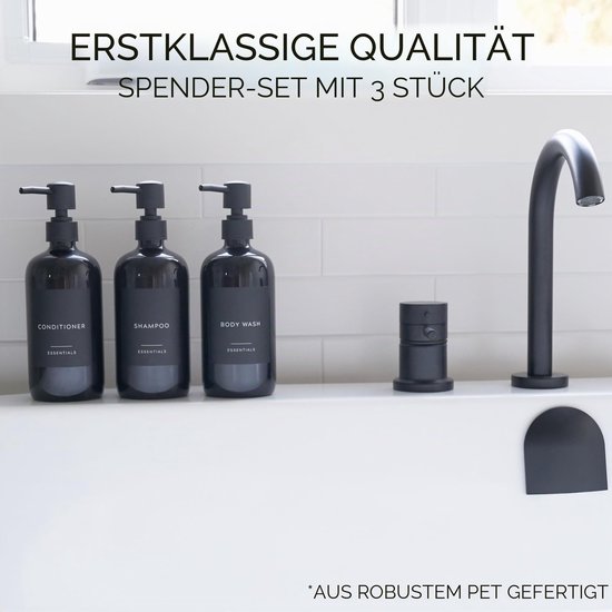 Drie zwarte pompdispensers met labels: CONDITIONER, SHAMPOO, BODY WASH, naast een zwarte kraan.