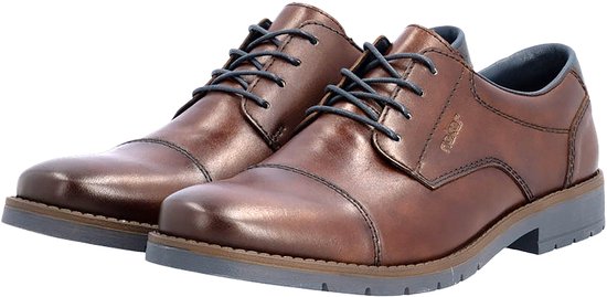 Een paar bruine leren veterschoenen met donkerblauwe veters en een grijze zool.