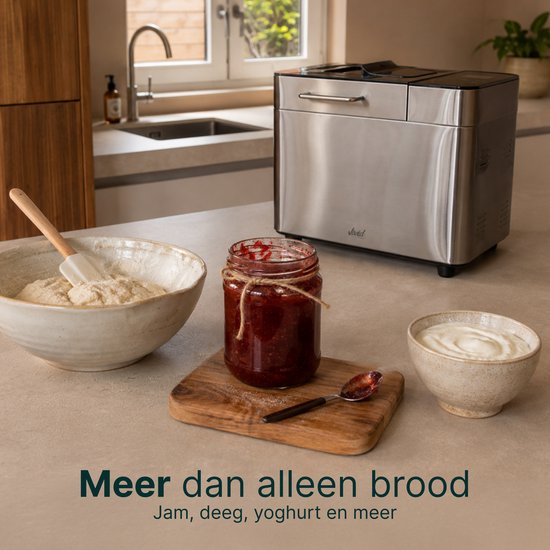 Broodbakmachine met ingrediënten: bloem, jam en yoghurt.