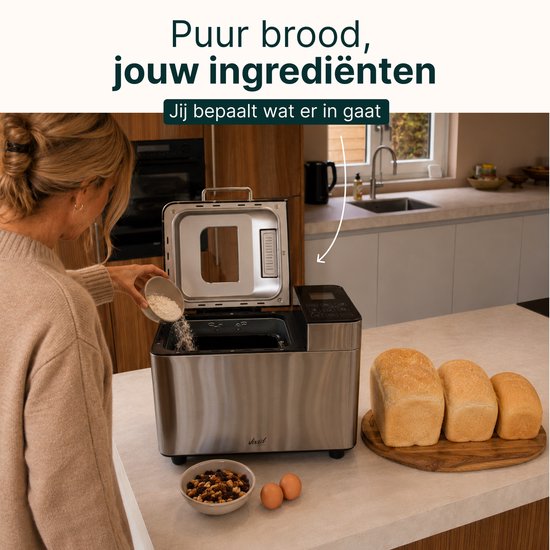 Vrouw voegt ingrediënten toe aan broodbakmachine, met broden.