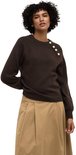 Model in donkerbruine trui met goudkleurige knopen, en camel rok.