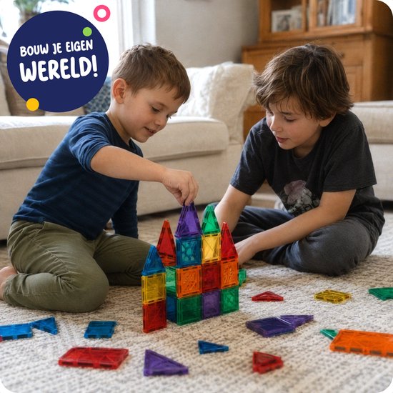 Twee jongens bouwen samen met kleurrijke magnetische bouwblokken op de vloer.