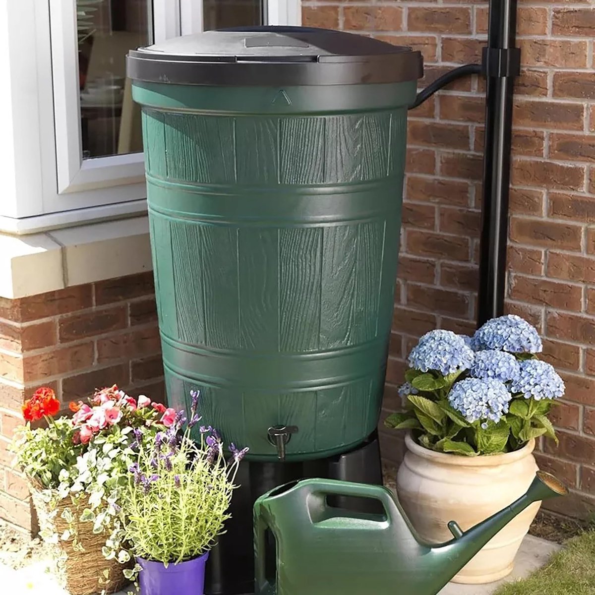 Famanu – Groene houteffect regenton van 200L met kindveilige vergrendelbare deksel, inclusief standaard en regenafvoerkit, duurzaam en praktisch