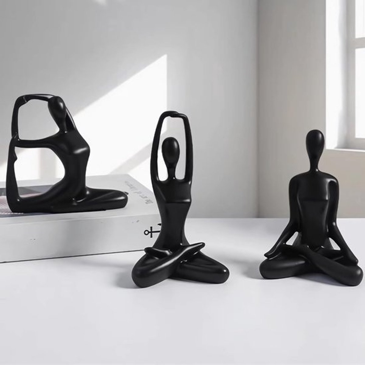 Meditatie Yoga Beeldjes - Zen Beeldjes - Boekenplank Decoratie - Set van Drie - 10x10x15 cm - Zwart