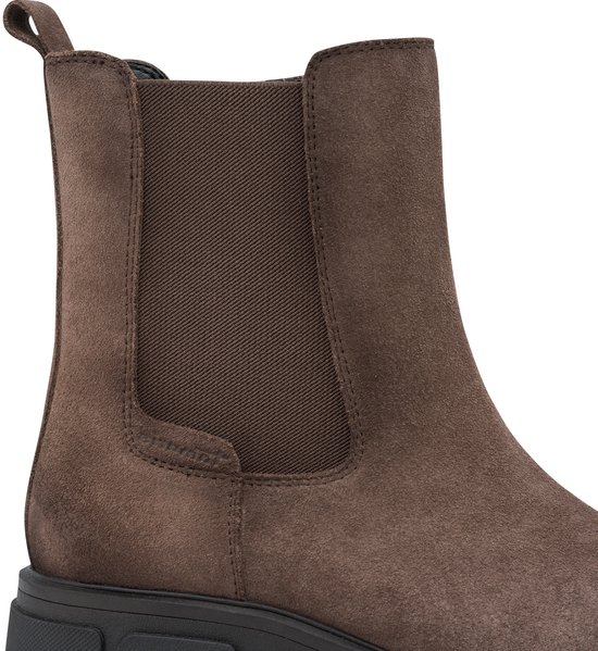 Detail van bruine suède Tamaris chelsea boot, met elastische zijpanelen en lus aan de achterkant.