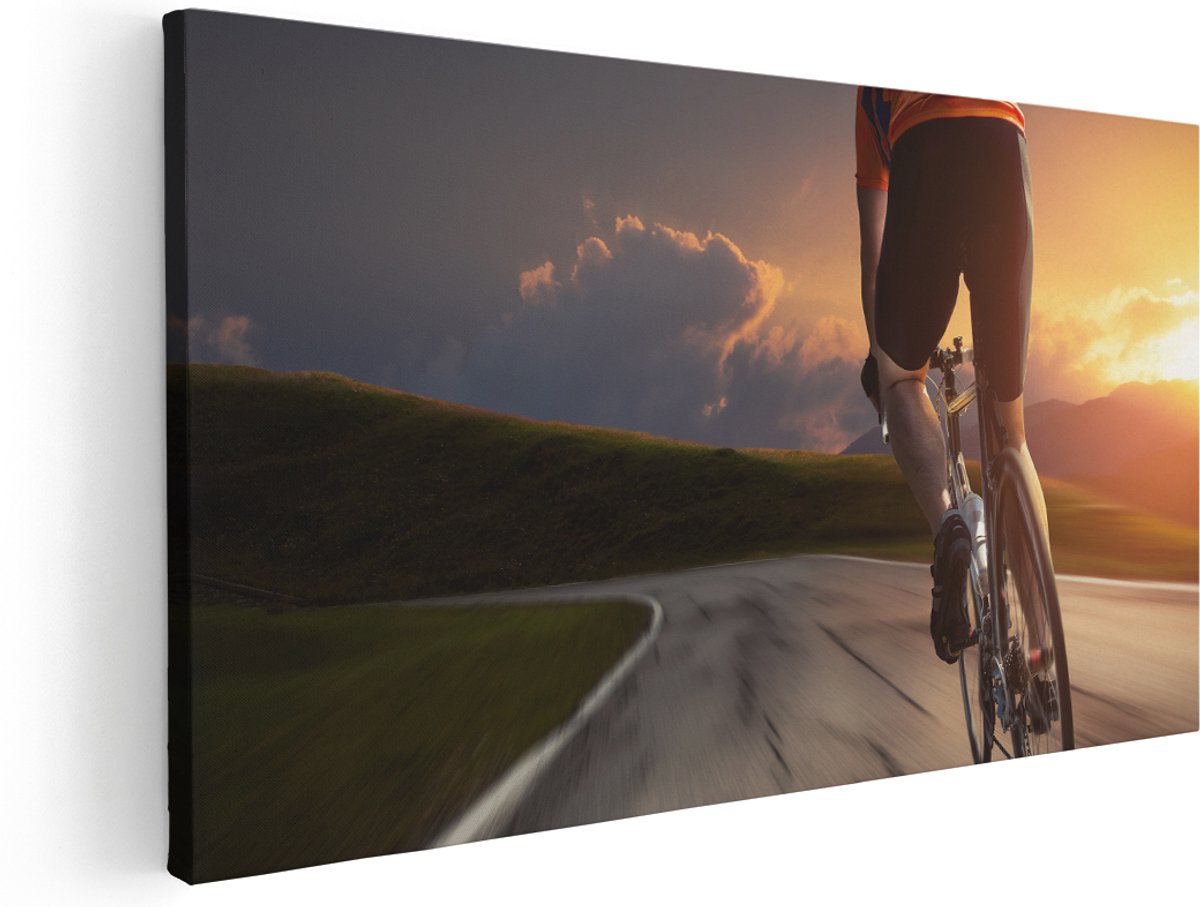 Artaza Canvas Schilderij Wielrennen Fietser op de Weg bij Zonsondergang - 180x90 cm - Groot - Wanddecoratie Woonkamer - Schilderijen - Muurdecoratie