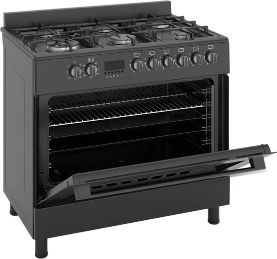 Zwart gasfornuis met oven en 6 branders. De ovendeur is geopend, met zicht op de roosters.