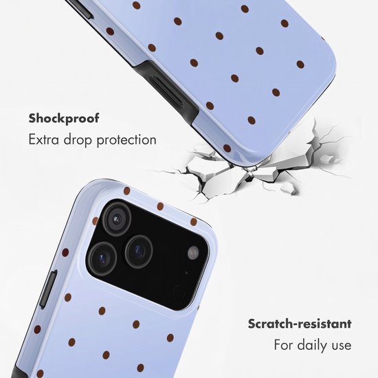 Schokbestendige, lichtblauwe telefoonhoes met bruine stippen die op een gebroken oppervlak valt. Krasbestendige hoes.