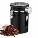 Zwarte RVS koffiebewaarpot van 2,8L met een zilverkleurige lepel en een zakje koffiebonen ernaast.