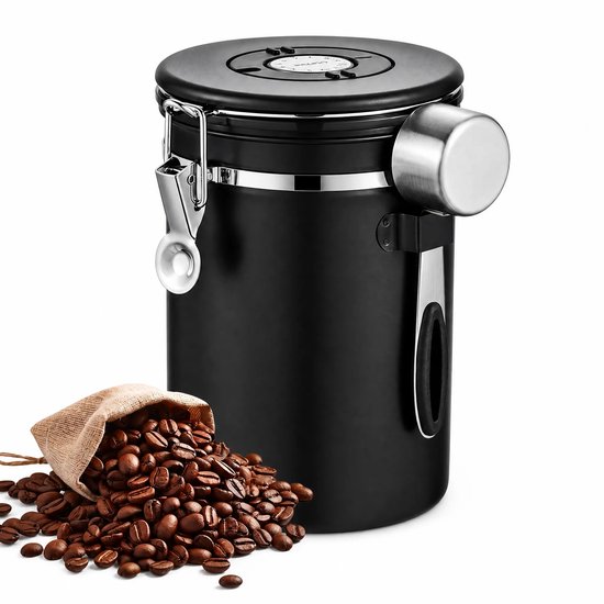 Zwarte RVS koffiebewaarpot van 2,8L met een zilverkleurige lepel en een zakje koffiebonen ernaast.