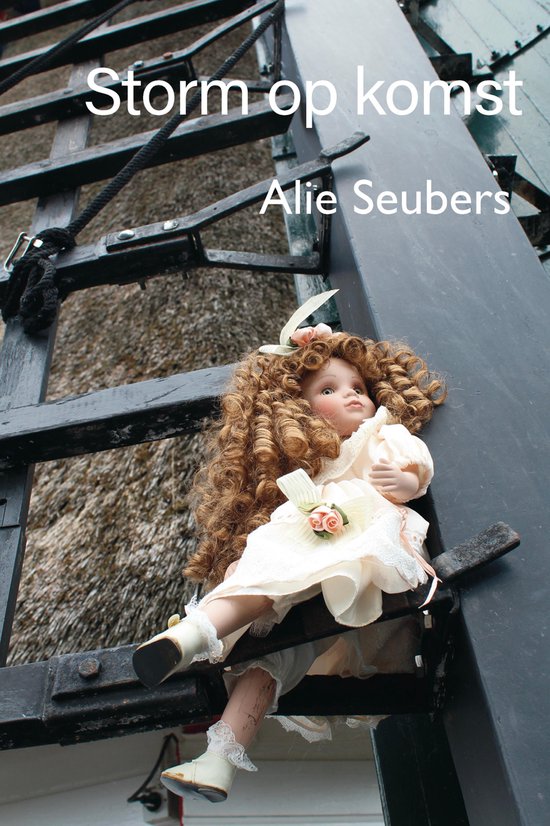 Een pop met krullend bruin haar, gekleed in een crèmekleurige jurk met strikken en bloemen, zittend op een houten trap. Tekst: Storm op komst, Alie Seubers.