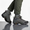 Man met grijze Merrell wandelschoenen met rode veters, Gore-Tex en Vibram zool.