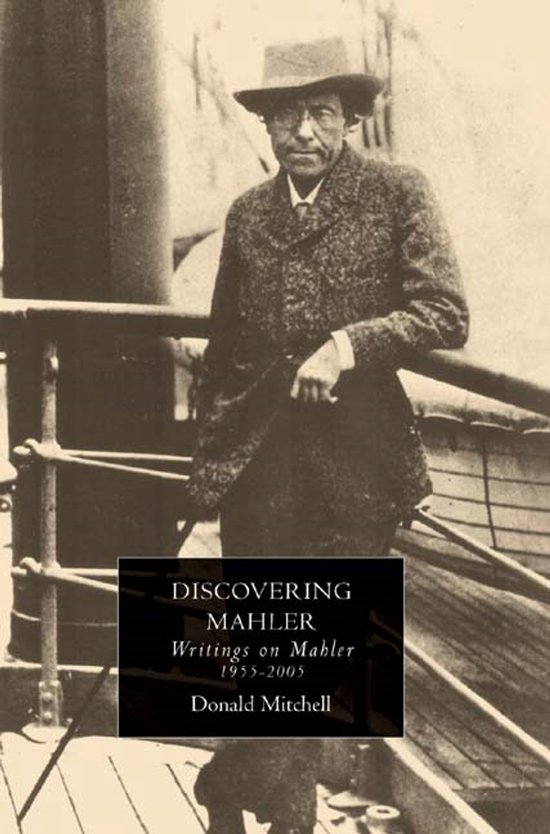 Découvrir Mahler: Écrits sur Mahler 1955-2005 par Donald Mitchell. Un homme en costume et chapeau se tient sur un bateau.