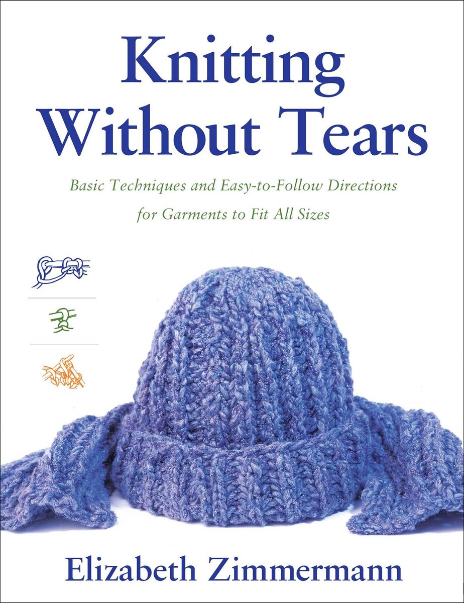 Een blauwe gebreide muts met sjaal, gedetailleerd met kabels, met de titel 'Knitting Without Tears' en de naam van de auteur Elizabeth Zimmermann.
