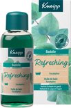 Fles Kneipp Badolie Refreshing Eucalyptus en kartonnen verpakking met tekst en eucalyptusblaadjes.