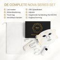 De complete Nova Series set: wit LED gezichtsmasker, afstandsbediening, USB-kabel, adapter, reistas en oogbescherming.
