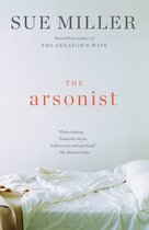 Boek 'The Arsonist' van Sue Miller, met een gestyled bed met wit linnen.