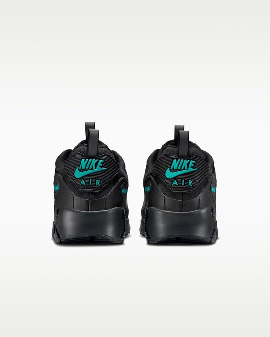 Achterkant van twee zwarte Nike Air Max 90 sneakers met turquoise 'NIKE AIR'-logo op de hiel.