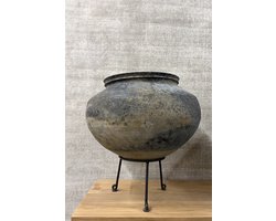 Ronde aardewerk pot op statief grijs landelijke kruik bloempot met zwart metalen statief
