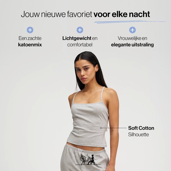 Model in grijze pyjamaset. Tekst: 'Jouw nieuwe favoriet voor elke nacht'. 'Zachte katoenmix'.