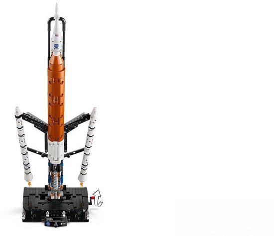LEGO Technic NASA Artemis ruimteraket met oranje accenten en witte boosters op een zwarte standaard met NASA logo.
