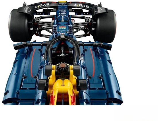 Gedetailleerd Lego Technic model van een Formule 1 auto, gezien vanaf de voorkant.