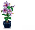 Paarse LEGO hibiscussen in een donkerblauwe pot.
