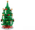 Sapin de Noël LEGO vert avec boules rouges, bougies blanches et une étoile.