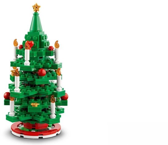 Sapin de Noël LEGO vert avec boules rouges, bougies blanches et une étoile.