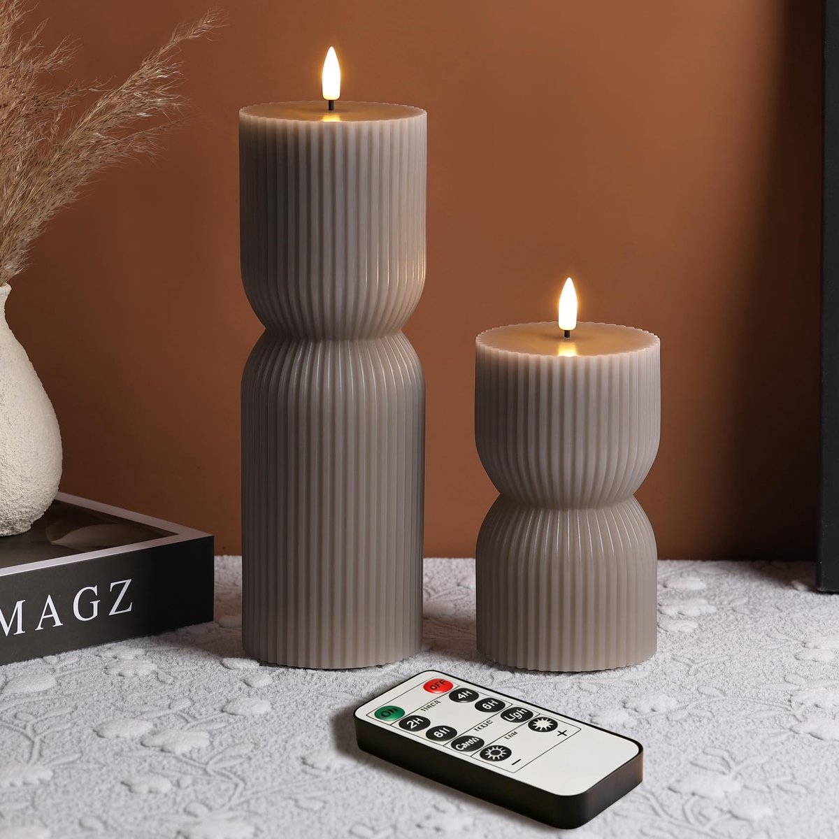 SnelShoppen - Set van 2 Taupe Geribbelde Vlamloze Pijlerkaarsen met Afstandsbediening - Flikkerende LED Waskaarsen op Batterijen voor Feest, Camping,