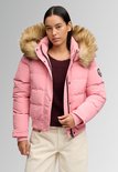 Roze bomberjack met capuchon en bontkraag, met Superdry-logo op de mouw.