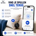 Zwarte Evy24 tracker op een bank, geluidssignaal, en op een smartphone met kaartweergave.
