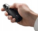 Hand die een zwarte Logitech R400 presenter vasthoudt, met het Logitech-logo zichtbaar.