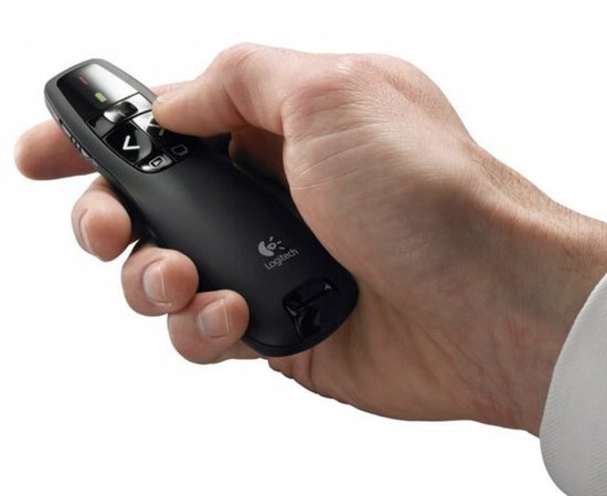 Hand die een zwarte Logitech R400 presenter vasthoudt, met het Logitech-logo zichtbaar.