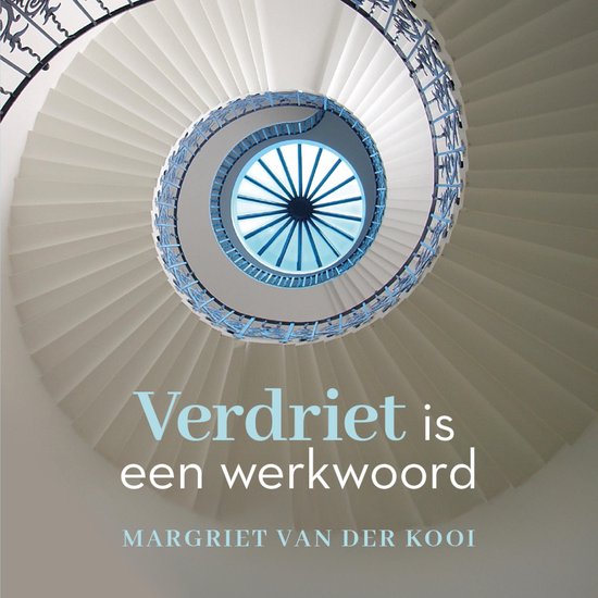 Lichtgrijze spiltrap met blauwe sierlijsten en een rond, blauw dakraam bovenaan. De tekst 'Verdriet is een werkwoord' en 'MARGRIET VAN DER KOOI' staat erop.