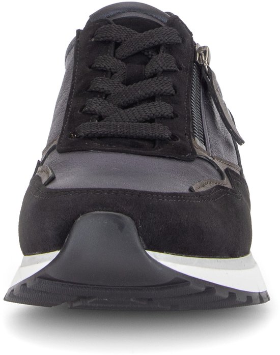 Zwarte sneaker met blauwe en zilverkleurige accenten, suède en gladde panelen, rits en veters.