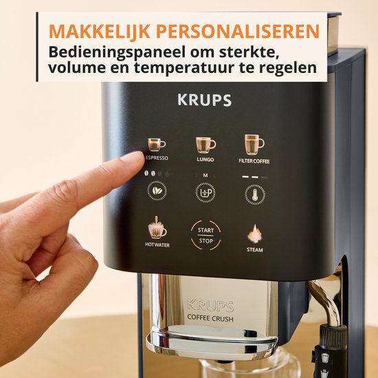 Vinger drukt op "ESPRESSO" op het bedieningspaneel van de zwarte Krups koffiemachine.