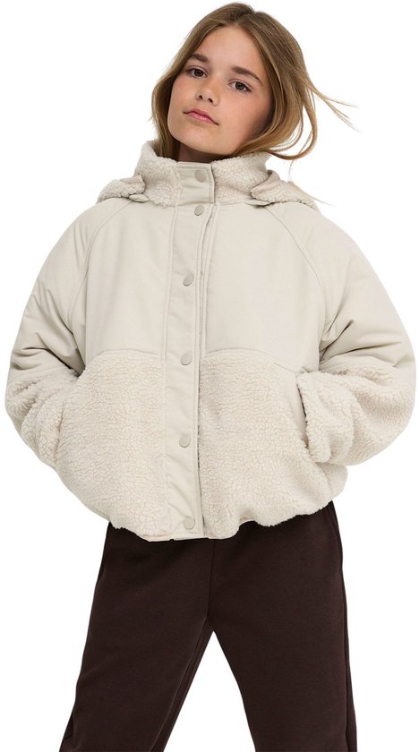 Meisje in beige jas met teddy-inzet op de mouwen en zakken, en capuchon.