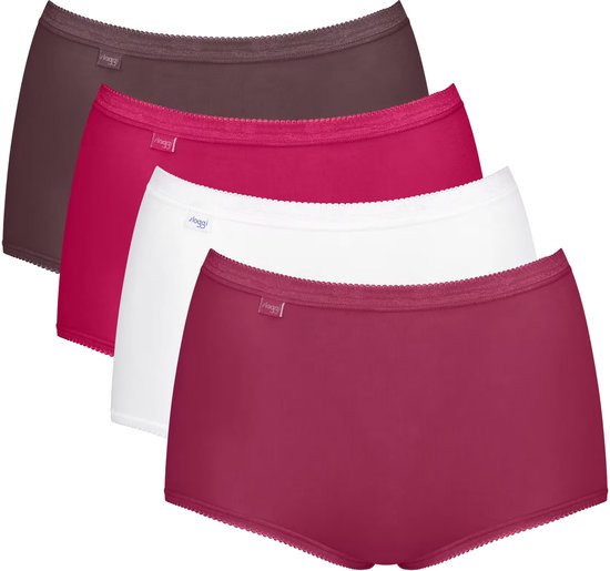 Vier Sloggi dames shorty's in de kleuren bruin, roze, wit en bordeauxrood, met kanten randjes aan de taille en pijpen.