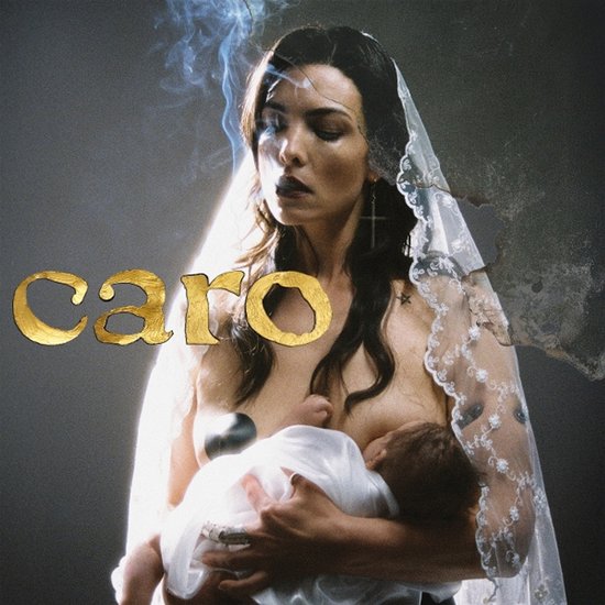 Caro albumhoes met vrouw en baby, vrouw draagt sluier en kruisje, rook in de lucht, gouden tekst 'caro'.