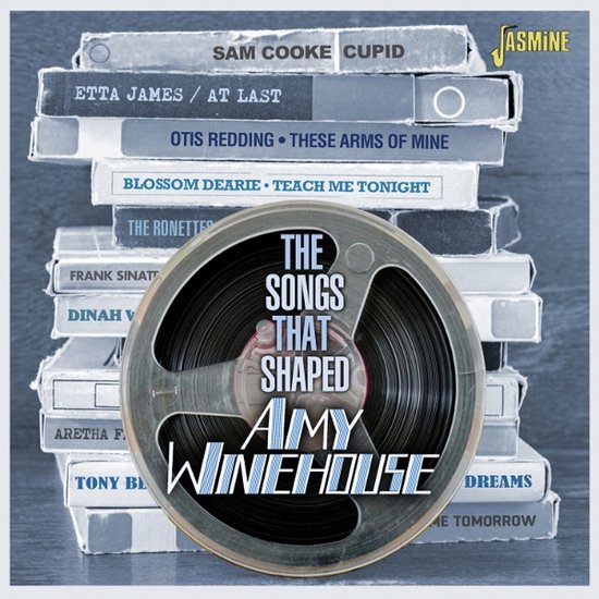 Stapel vintage cassettebandjes met de tekst 'The Songs That Shaped Amy Winehouse' op een centrale spoel.