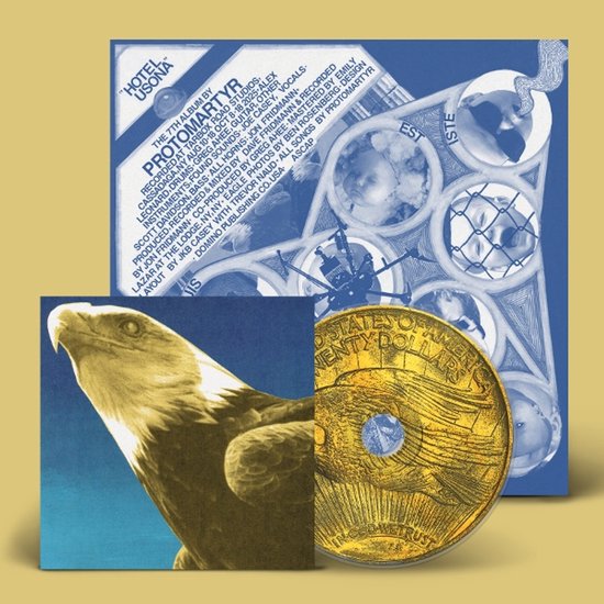 Pochette d'album avec aigle et pièce d'or, "Hotel Usona" par Protomartyr. Texte : "THE 7TH ALBUM BY PROTOMARTYR".