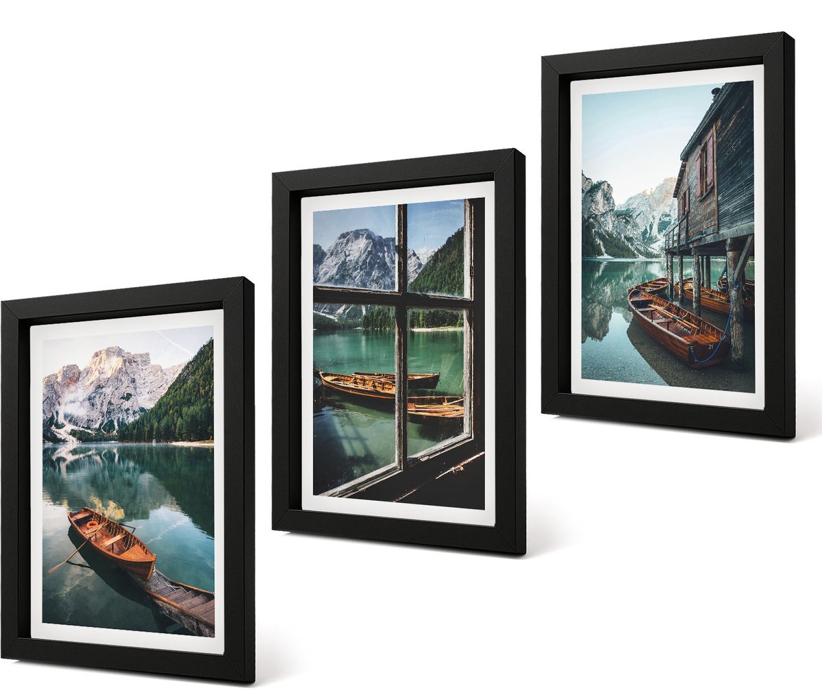 Coloray 4-Delige Schilderij Set - Uitzicht op een bergmeer met boten en een huis aan het water. - 20 x 30 cm - Muurdecoratie - Decoratieve Schilderijen - Wohnzimmer - Moderne Wanddecoratie