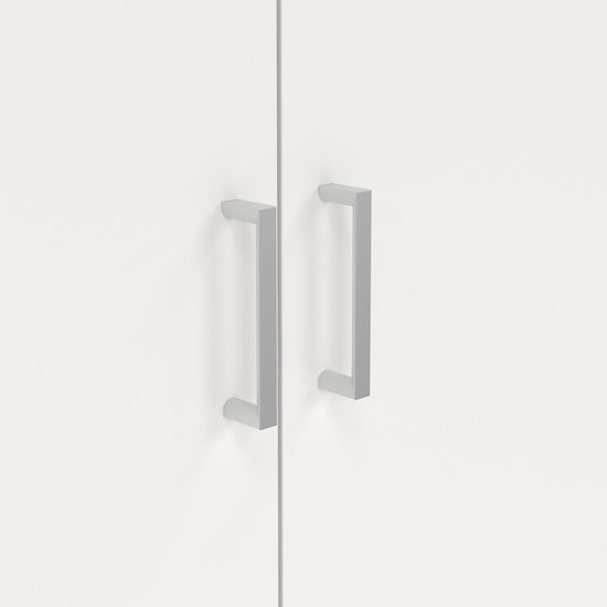Close-up van zilverkleurige rechthoekige handgrepen op een witte kastdeur.