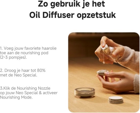 Vrouw voegt haarolie toe aan een voedende pod om te gebruiken met de haardroger. Text: Zo gebruik je het Oil Diffuser opzetstuk